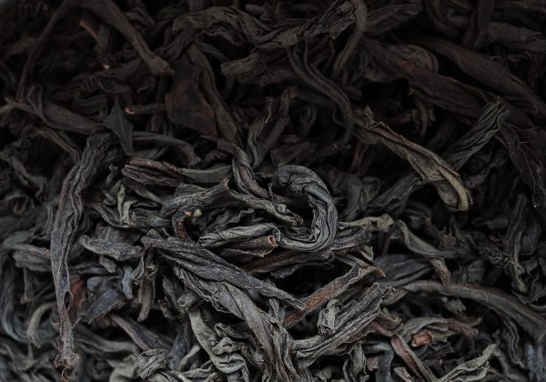 一张白板照片，上面用马克笔画出三级域名从注册到解析的流程箭头，旁边贴着几张手写便签，日光从侧窗照进来